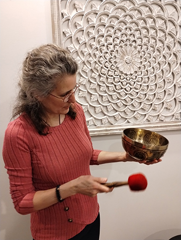 Danie Hébert avec un bol tibétain.