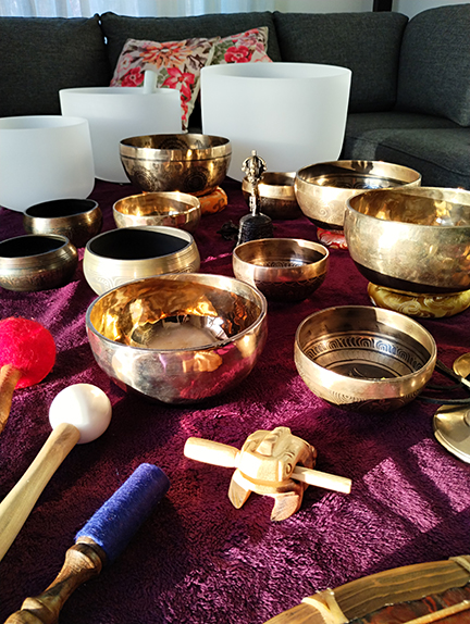 Instruments musicothérapie et sonothérapie avec bols tibétains et de cristal