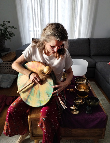Danie Hébert Thérapeute en relation d'aide, avec son tambour et ses bols tibétain et de cristal, se préparant pour un concert vibratoir
