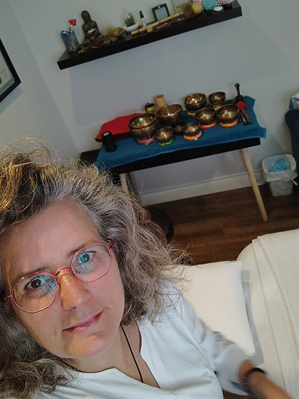Danie Hébert dans sa salle de soin avec ses bols.