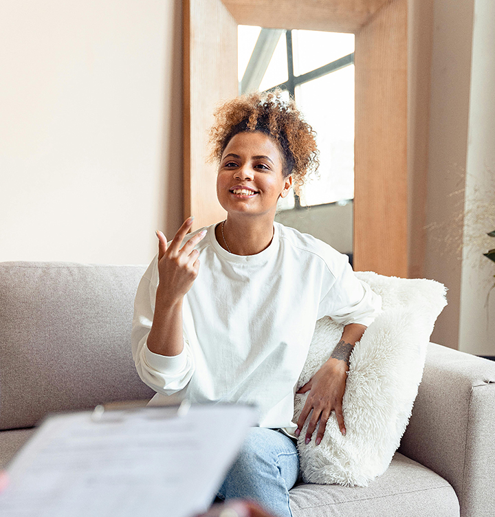 Image représentant une cliente souriante lors d'une rencontre en thérapie personnelle.