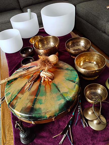 Photo de mes instruments musicaux : bols tibétains et de cristal, tambour et hochet amérindien.