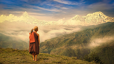 Image d'un jeune moine bouddhiste regardant la montagne sacrée. Image : Pixabay_Truthseeker08-monk-5856776_640 - LOW