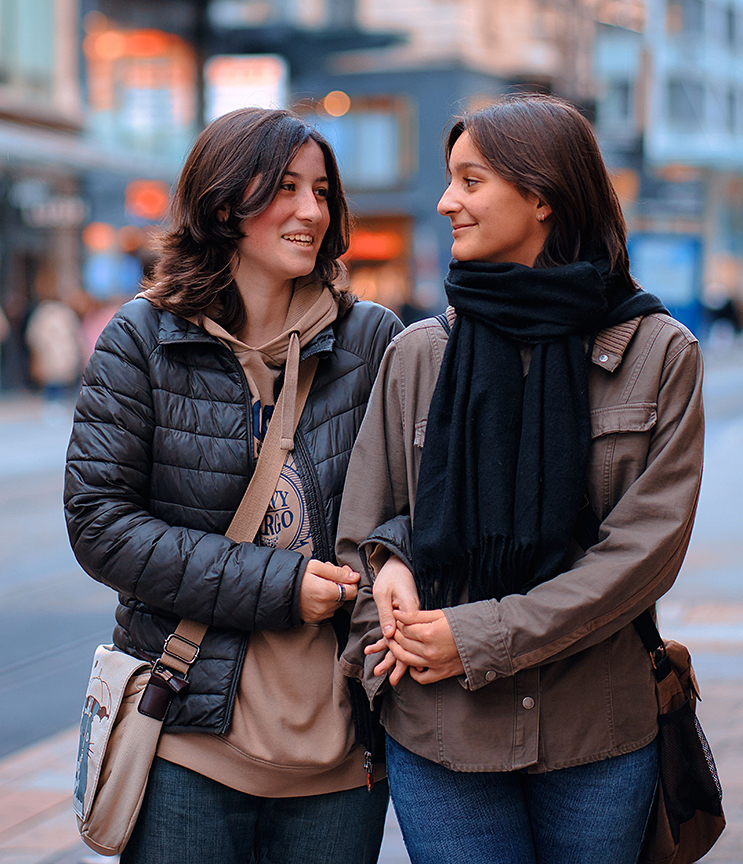 Photo libre de droit de chez Pexel de Omran Soliman. Deux amies s'accompagnant.